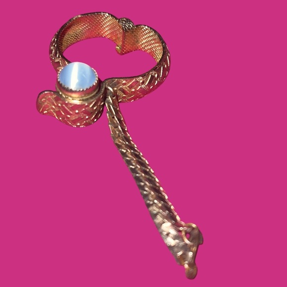 Jewelry - Elegant Gold-Tone Glove / Scarf holder Faux Blue Cat’s Eye or Moonstone Pretty!